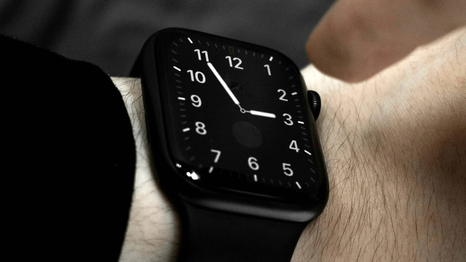 watchOS 26.2.1 обеспечивает поддержку точного поиска AirTag на Apple Watch